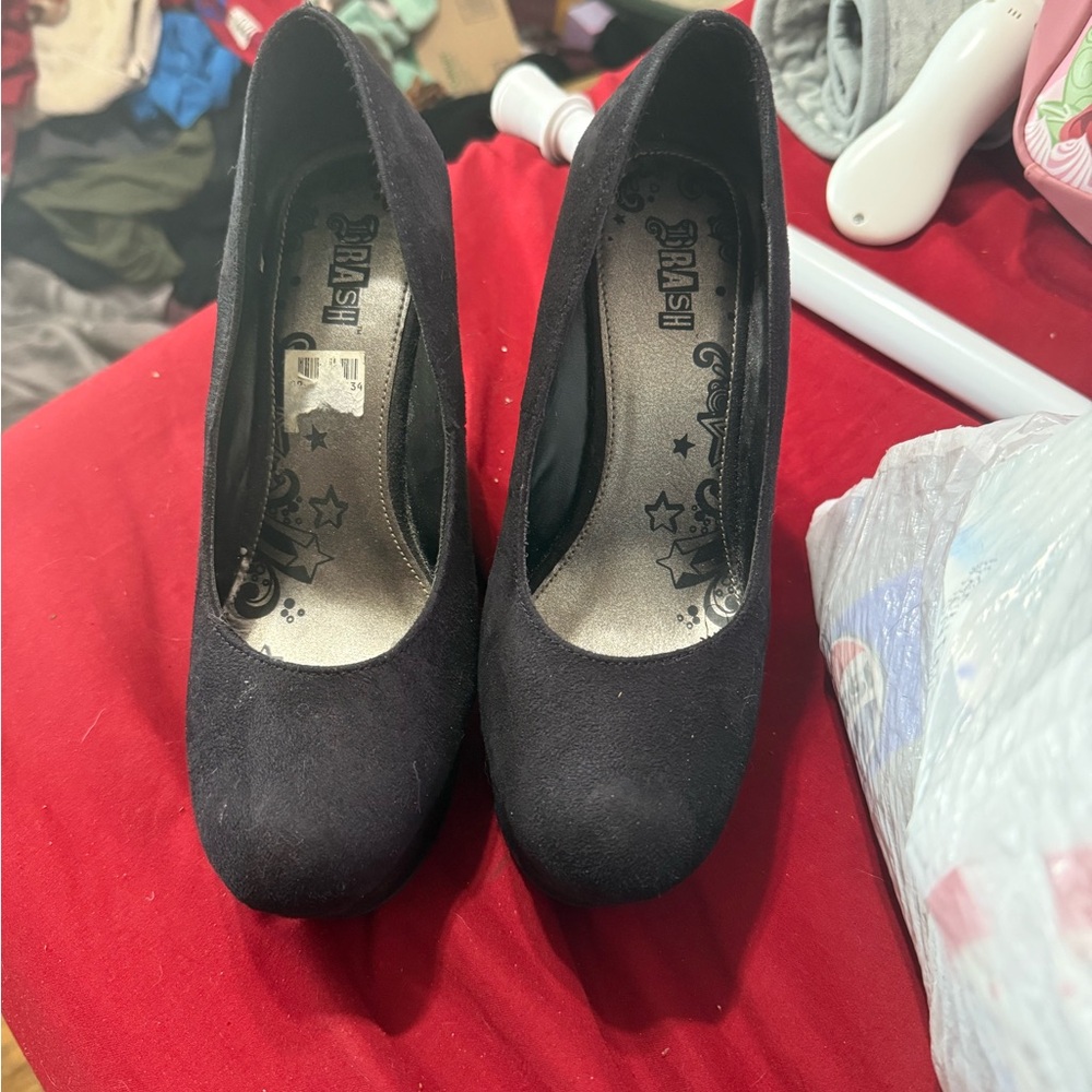 Brash Black Heels Elegant Design